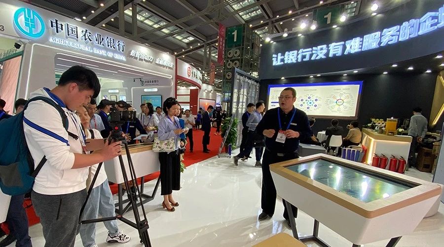 厲害了!兆日科技金融展位受多家媒體高度關(guān)注! 厲害了!兆日科技金融展位受多家媒體高度關(guān)注!